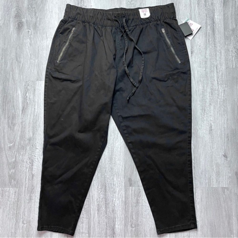Women's 1X NWT Plus Size Black Denim Elastic Waist Tapered Jeans New